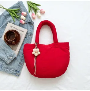 Rote gesteppte Damen-Totetasche, süße Wolken-Handtasche mit Blumenanhänger, lässige Herbsttasche.