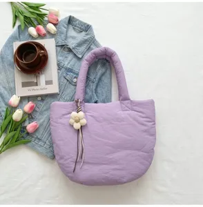 Modische minimalistische Unterarm-Tasche für Damen, süße Cloud-Pendler-Handtasche im Herbst.