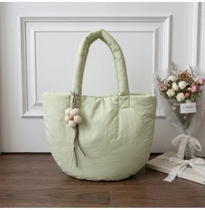Hellgrüne gesteppte Wolken-Tasche mit Blumenanhänger für Damen, perfekt für modische Pendler.