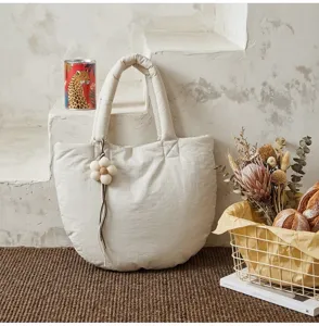 Minimalistische beige gesteppte Cloud Tote Bag mit Blume Anhänger für Damen Alltag und Pendeln.