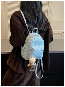 Mini sac à dos matelassé bleu clair pour femme, cartable de voyage décontracté avec pendentif.