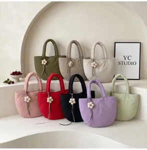 Schicke gesteppte Damentasche, stylische Wolkenhandtasche mit Blumenanhänger für den Alltag.