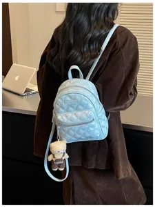 Sac à dos matelassé élégant pour femmes, sac de voyage bleu clair avec pendentif ours.