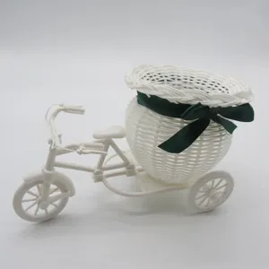 Détail mini panier fleur tricycle rotin blanc, rangement bureau artisanal décoratif.