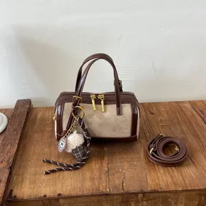 Bolso Bandolera de Cuero PU Vintage para Mujer Costuras Boston Bolso de Almohada Bolso de Hombro Casual con Lindo Colgante
