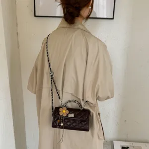 Dunkelbraune gesteppte kleine quadratische Tasche mit Kette und Blumenanhänger Modell