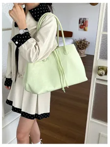Vista dettagliata della borsa tote casual capiente e leggera, con un design a spalla minimalista.
