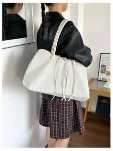 Vista dettagliata della grande borsa a spalla bianca casual per il commuting quotidiano.
