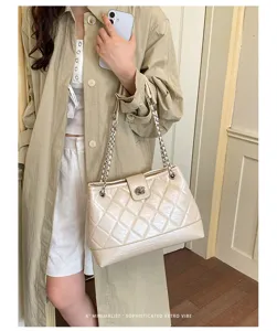 Elegante gesteppte Umhängetasche mit Kette, klassisches Design für Damen im Alltag.