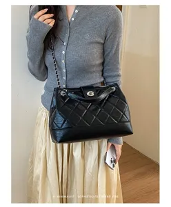 Detailansicht der eleganten schwarzen gesteppten Kettenschultertasche fuer den Alltag.
