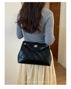Schwarze gesteppte Kettentasche im Vintage-Stil, elegante Damen Schultertasche mit grossem Fach.