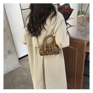 Elegante bolso de hombro con estampado de leopardo, bolso chic de otoño con asa superior elegante.