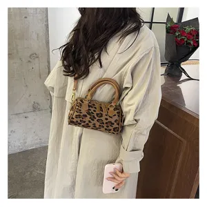 Vista detallada de un elegante mini bolso Boston con estampado de leopardo y asas elegantes.