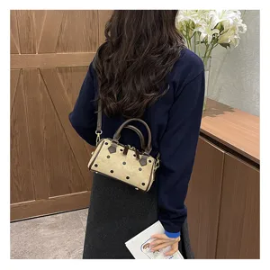Bolso Boston mini de ante con lunares retro, un bolso cruzado cilíndrico elegante.