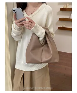 Vista detallada de un elegante bolso de hombro plisado minimalista en un estilo de vida.