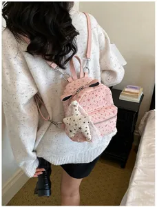 Détail de mini sac à dos imprimé étoile rose, cartable quotidien doux avec pendentif.