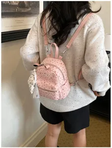 Vue détaillée du mini sac à dos rose à imprimé étoiles pour femme, style japonais.