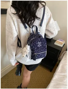 Vue détaillée du joli sac à dos imprimé étoiles, avec tissu doux et design élégant.