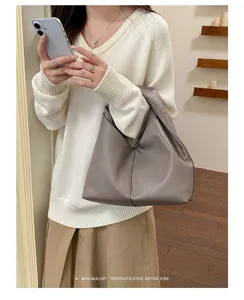 Bolso de hombro plisado minimalista para mujer, de gran capacidad y diseño elegante.