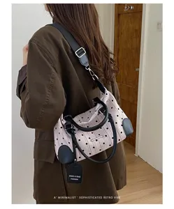 Vue detaillee du sac a main a pois retro avec bandouliere elegante en gros plan style