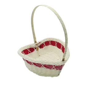Cesta de almacenamiento tejida blanca en forma de corazon con forro rojo y asa hogar.