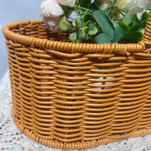 Detail de panier de rangement en imitation rotin tisse, panier de pique-nique ovale marron.