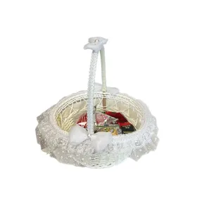 Cesto di fiori in vimini bianco con fiocco in pizzo per matrimonio e damigelle.