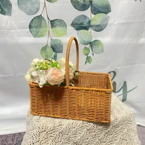 Panier de rangement rectangulaire en rotin marron avec poignée pour pique-nique et fleurs.