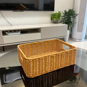 Vue détaillée du panier de rangement imitation rotin tissé sur table en verre pour la maison.