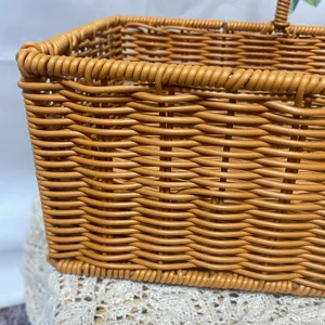Détail d'un panier tressé en rotin synthétique marron, rangement robuste et élégant pour la maison.