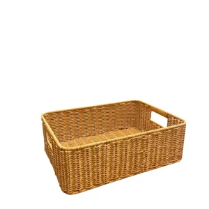 Panier de rangement rectangulaire en rotin synthetique tisse avec poignees pour la maison.