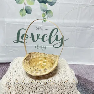 Cesta de flores tejida de bambú hecha a mano con asa para arreglos florales y almacenamiento.