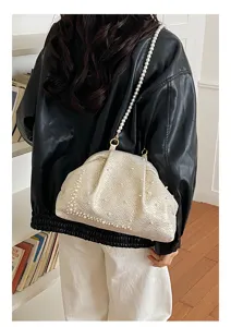 Sac à main élégant perlé avec bandoulière en perles, pochette de soirée chic pour les femmes.