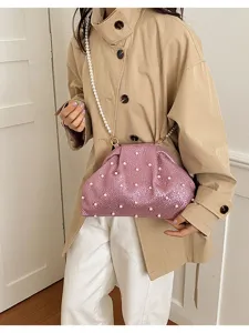 Sac bandoulière coquillage perlé élégant pour femme, sac de soirée chic avec chaîne.