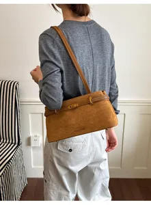 Retro suède schouder okseltas voor vrouwen, stijlvolle en modieuze handtas voor werk.