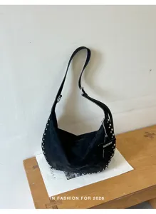 Zwarte suède hobo schoudertas met metalen studs en sterhanger voor dagelijkse stijl.