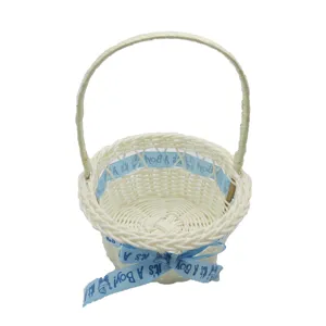 Panier de fille de fleurs blanc tissé avec ruban bleu pour fête de garçon et mariage.