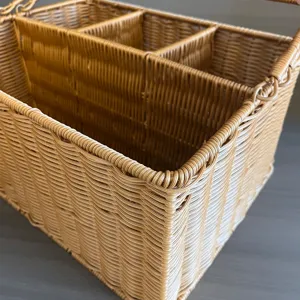Rechthoekige opbergmand van imitatie rattan met vakken en handvat voor thuis.