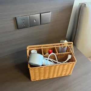 Rieten opbergmand detail met meerdere vakken voor handige organisatie in huis.