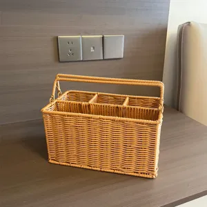 Gevlochten rotan opbergmand met meerdere vakken en handvat voor bureau-organisatie thuis.