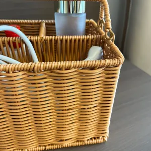 Geweven rattan opbergmand met handvat, organisator met meerdere vakken voor thuisgebruik.