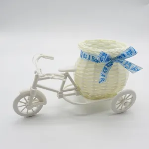 Panier en rotin plastique blanc en forme de tricycle pour fleurs séchées et décoration.