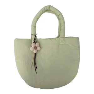 Grüne gesteppte Tote Bag für Damen, stilvolle Cloud Handtasche mit süßem Blumenanhänger.