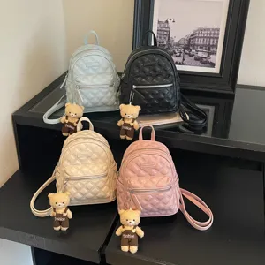 Quatre mini sacs à dos matelassés élégants en plusieurs couleurs avec de jolis porte-clés.