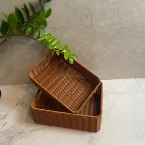 Brauner Aufbewahrungskorb aus Kunststoff Rattan Detail, geflochtener Korb für den Schreibtisch.