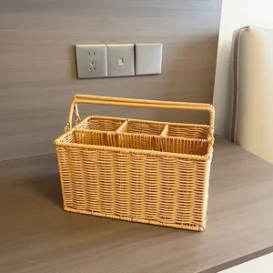 Cestino in rattan sintetico intrecciato con manico e scomparti per organizzare la scrivania.