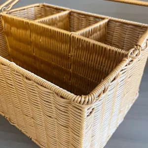 Vista dettagliata del cestino portaoggetti intrecciato, con trama fine e vari scomparti.
