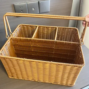 Vista dettagliata del cestino portaoggetti intrecciato a scomparti multipli con comoda maniglia.