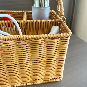 Cesto portaoggetti in rattan intrecciato con scomparti e manico per un'organizzazione pratica.