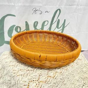 Vista dettagliata del cestino portaoggetti in rattan intrecciato a mano, perfetto vassoio.
